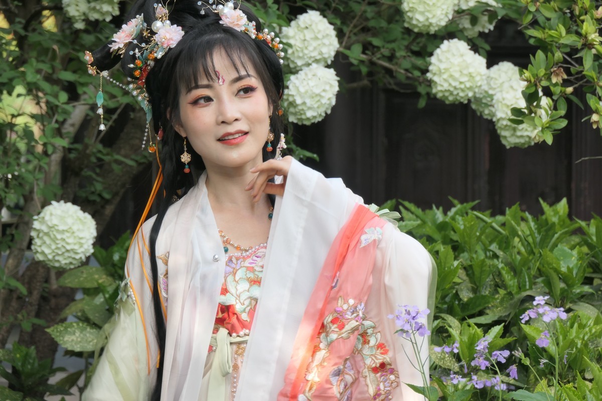 【红扇女孩（2）】——摄于上海桂林公园