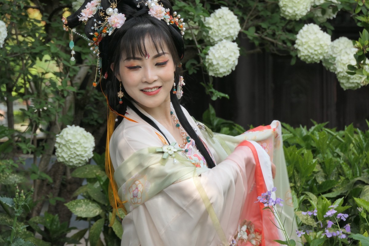 【红扇女孩（2）】——摄于上海桂林公园