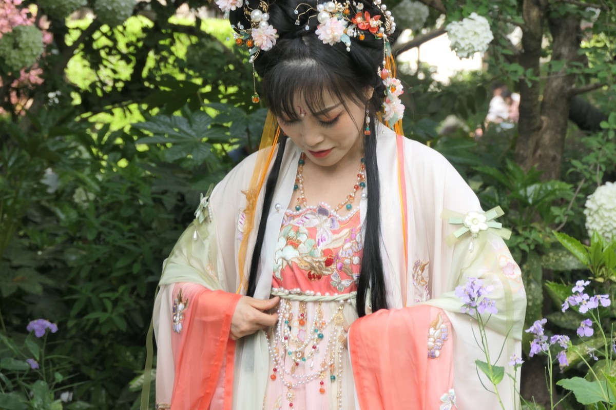 【红扇女孩（2）】——摄于上海桂林公园