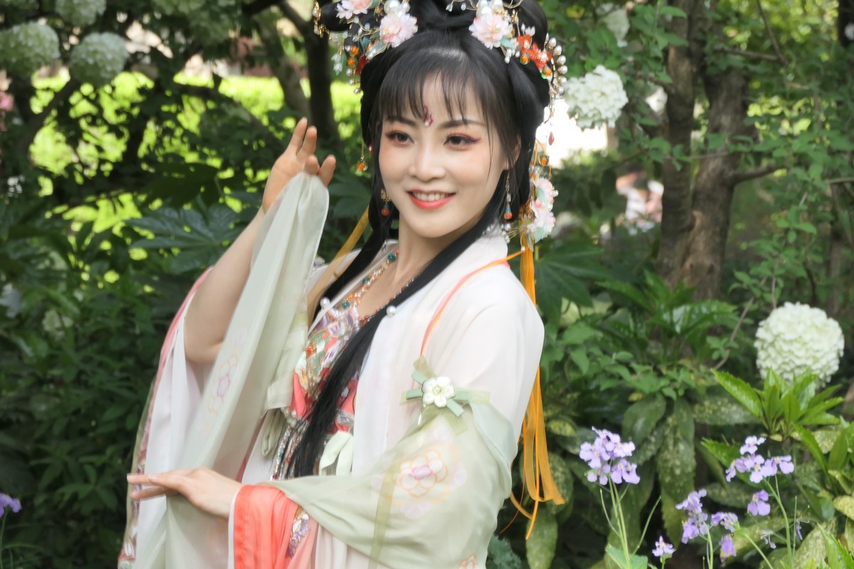 【红扇女孩（2）】——摄于上海桂林公园