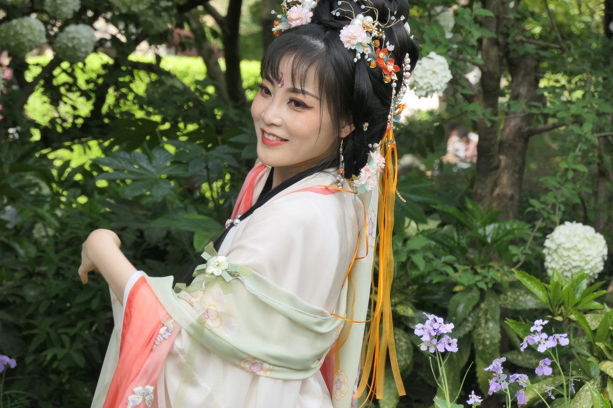 【红扇女孩（2）】——摄于上海桂林公园