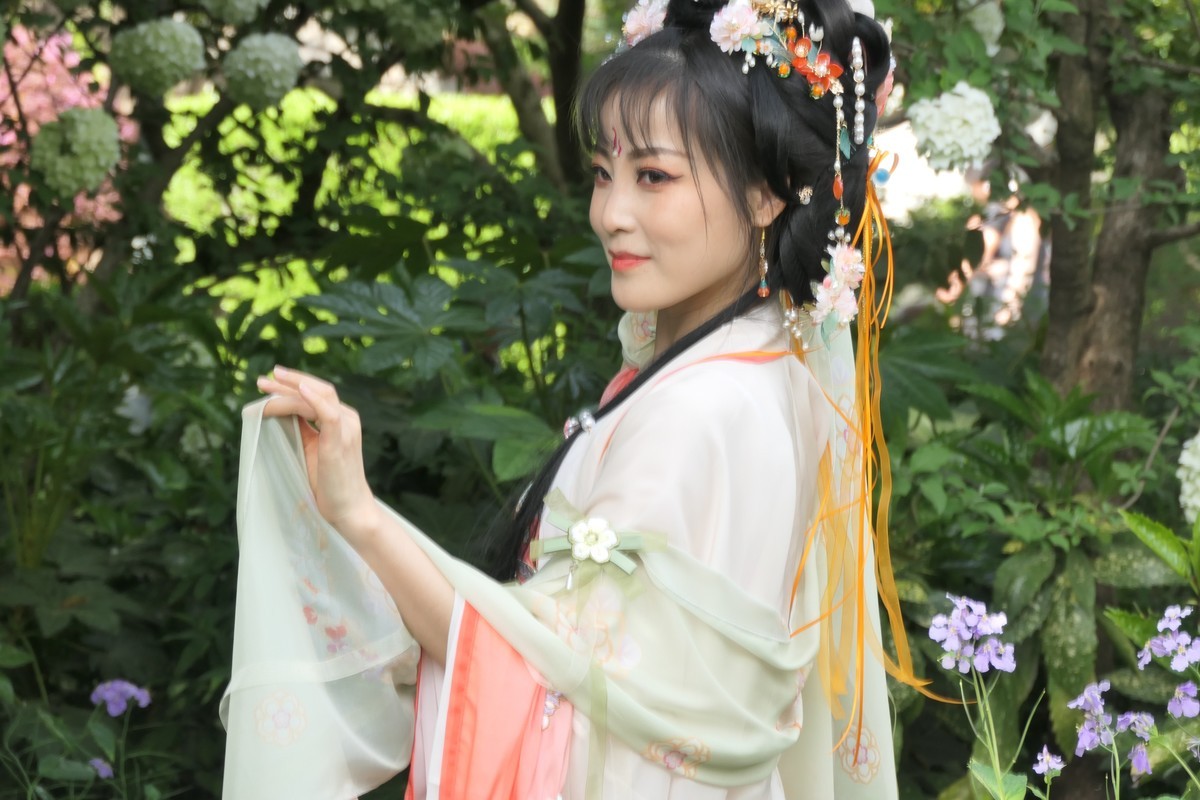 【红扇女孩（2）】——摄于上海桂林公园