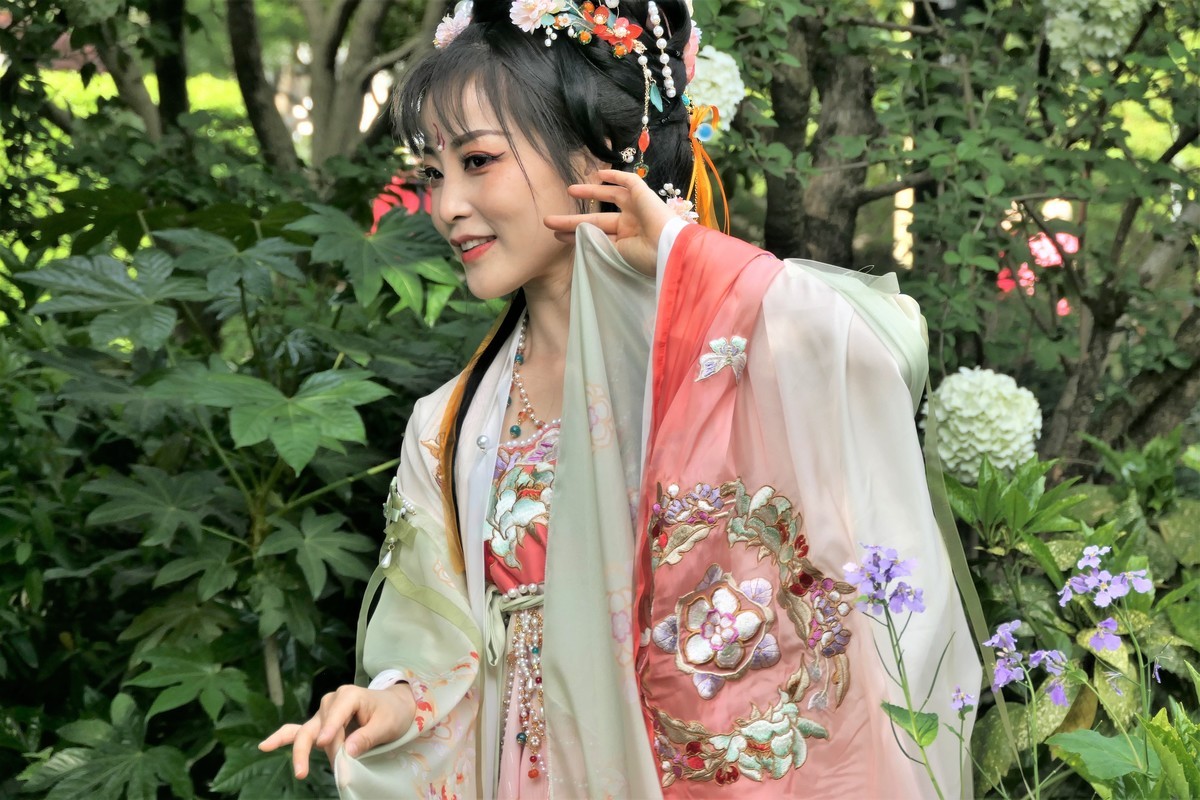 【红扇女孩（2）】——摄于上海桂林公园