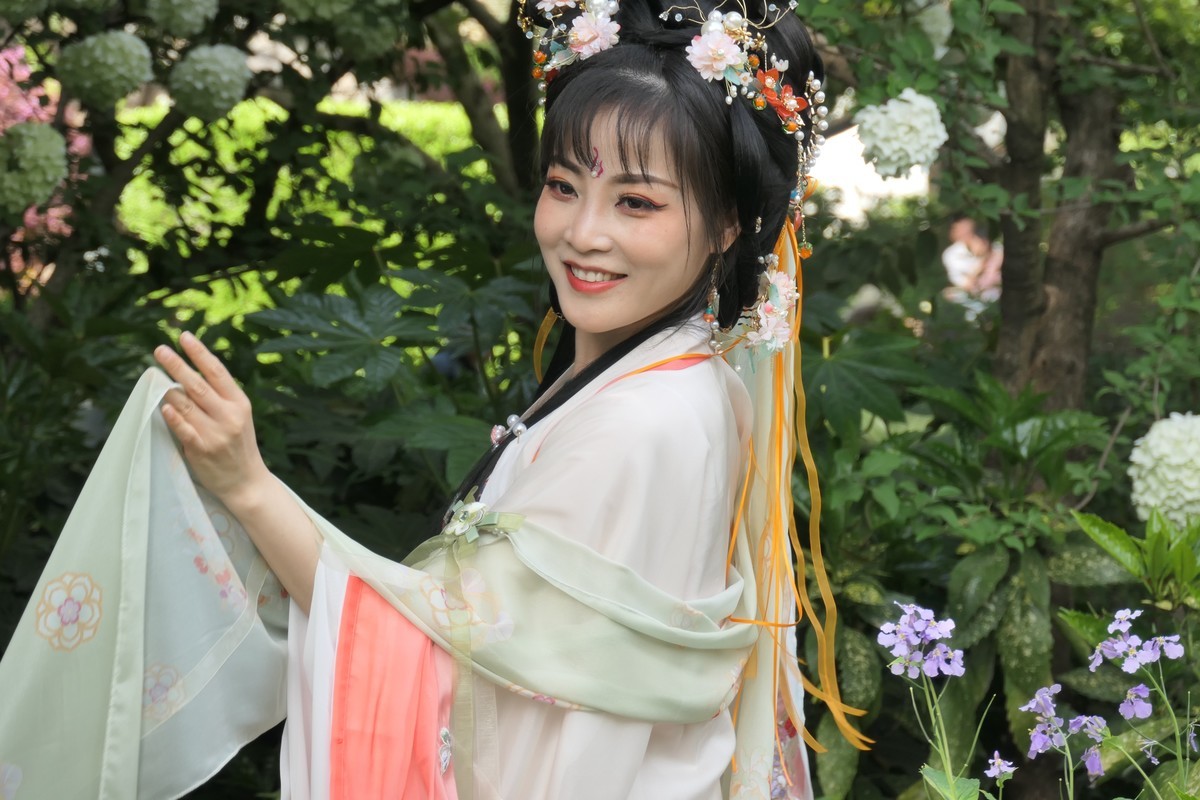 【红扇女孩（2）】——摄于上海桂林公园