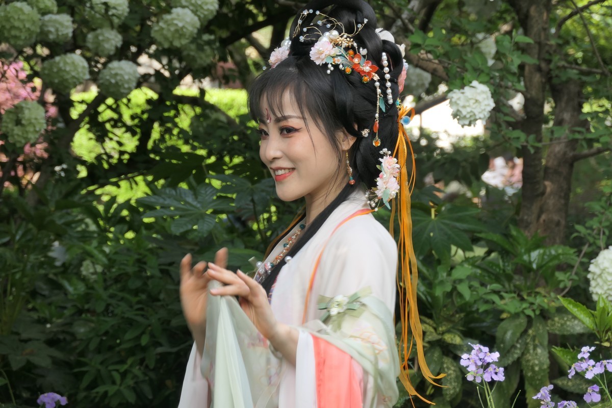 【红扇女孩（2）】——摄于上海桂林公园