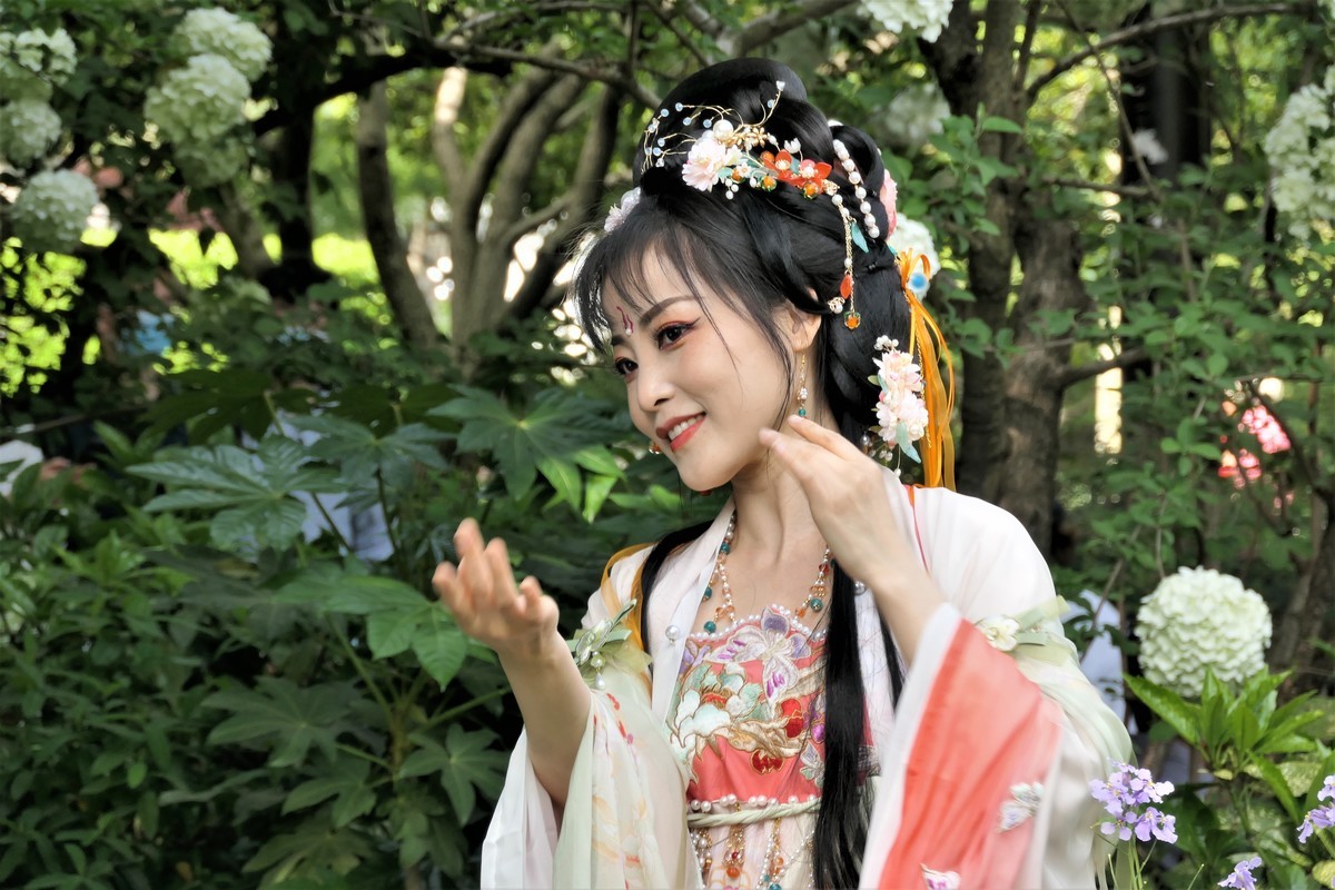 【红扇女孩（2）】——摄于上海桂林公园