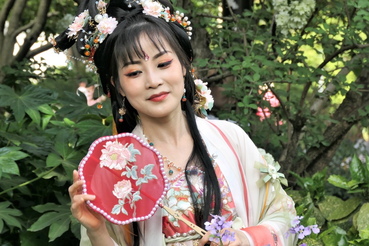 【红扇女孩（2）】——摄于上海桂林公园