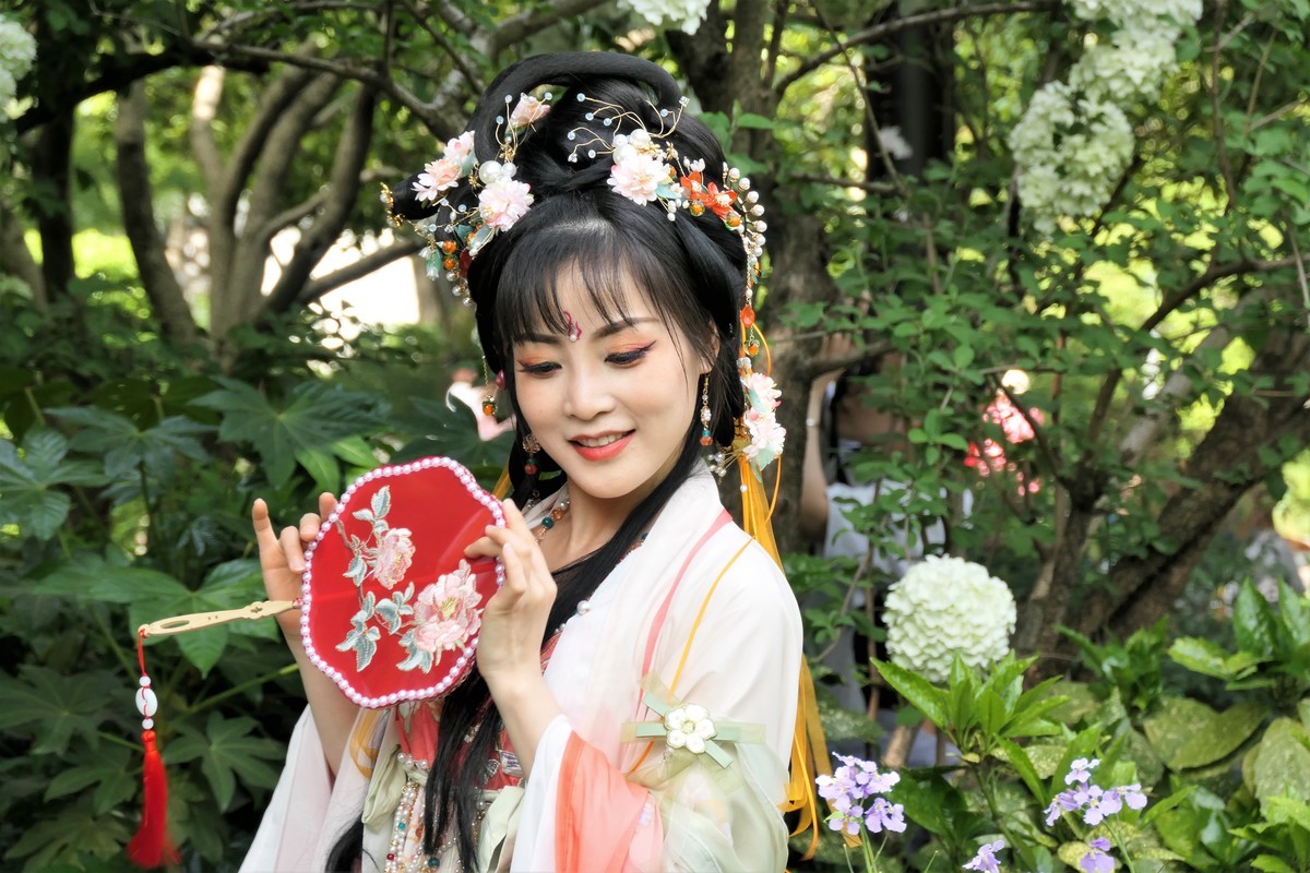 【红扇女孩（2）】——摄于上海桂林公园