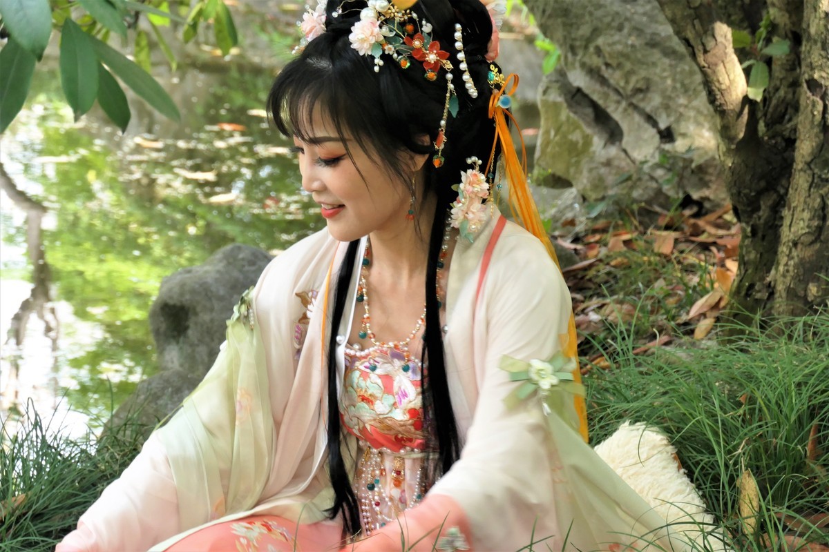 【红扇女孩（2）】——摄于上海桂林公园