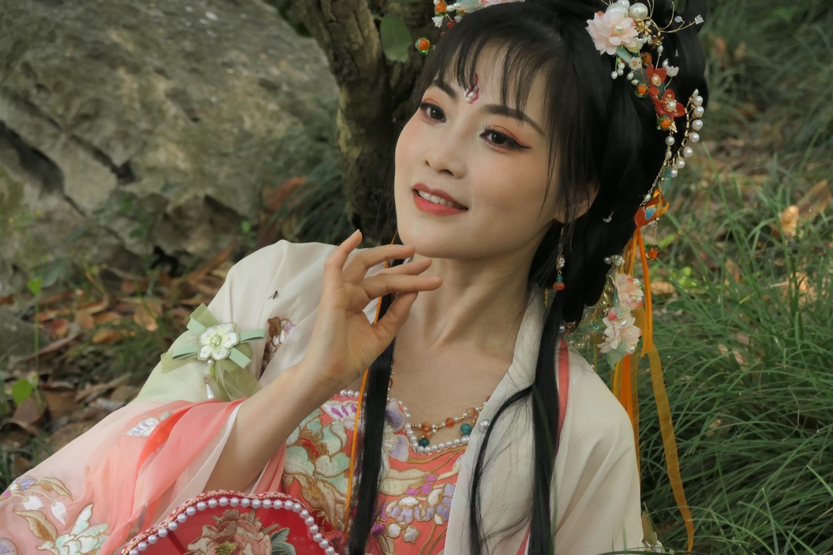 【红扇女孩（2）】——摄于上海桂林公园