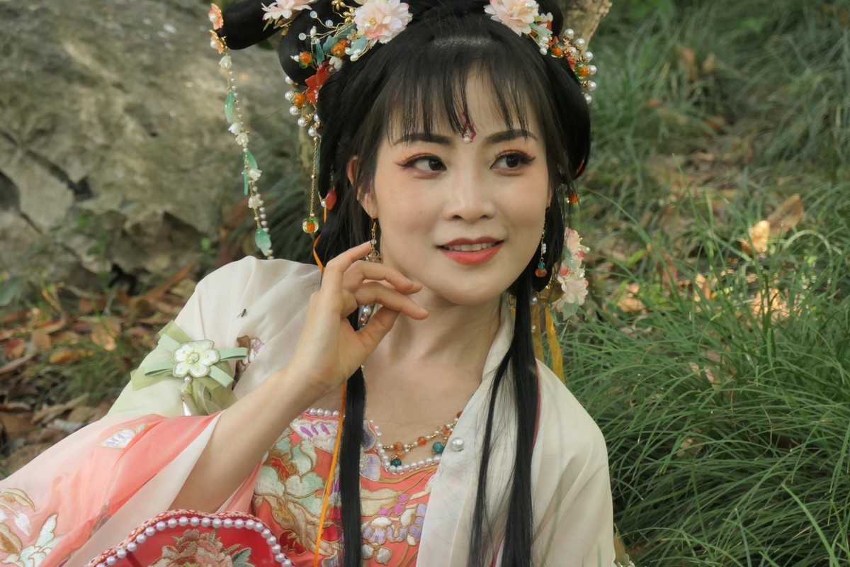 【红扇女孩（2）】——摄于上海桂林公园