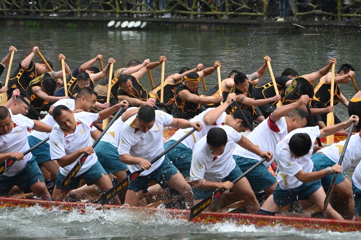 凤凰古城大雨滂沱赛龙舟
