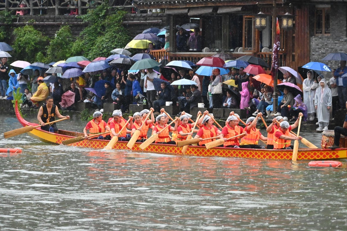 凤凰古城大雨滂沱赛龙舟