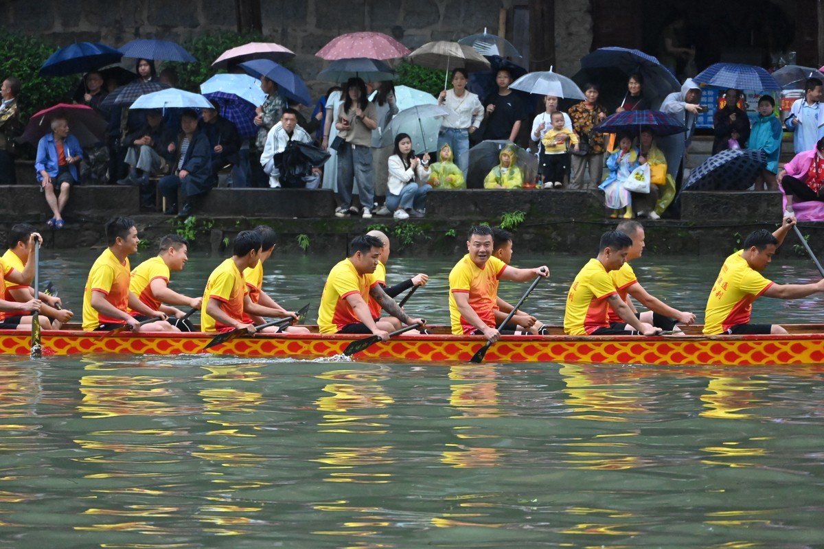 凤凰古城大雨滂沱赛龙舟
