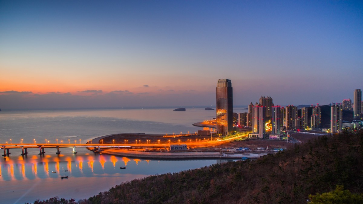 星 海 湾 西 尖 山 晨 曦