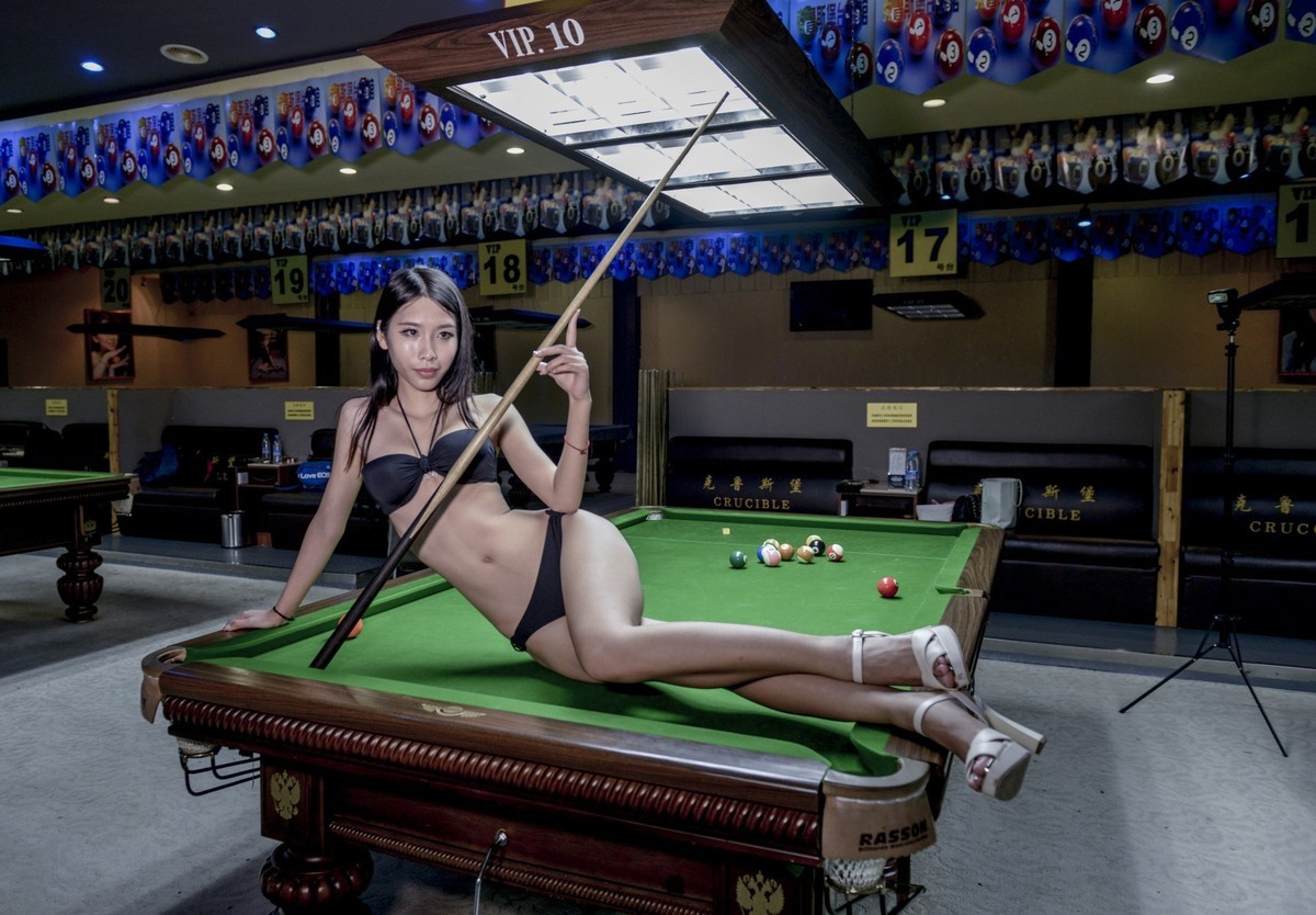 台球厅美女