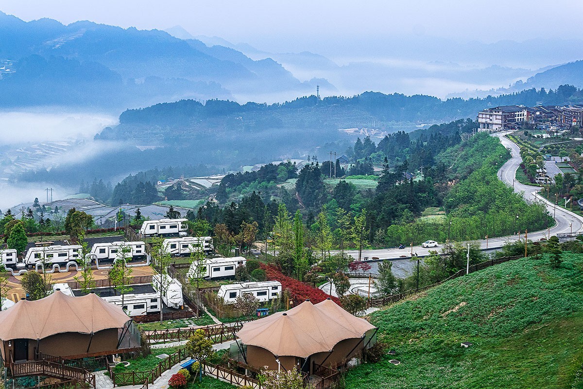 清晨，西江苗寨自驾营地泛起淡淡的薄雾