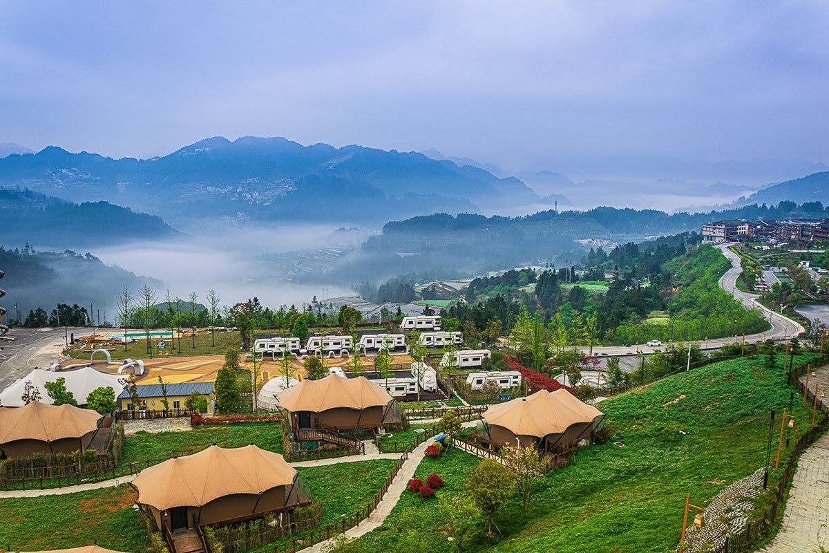 清晨，西江苗寨自驾营地泛起淡淡的薄雾