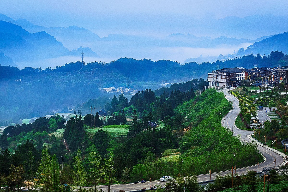 清晨，西江苗寨自驾营地泛起淡淡的薄雾