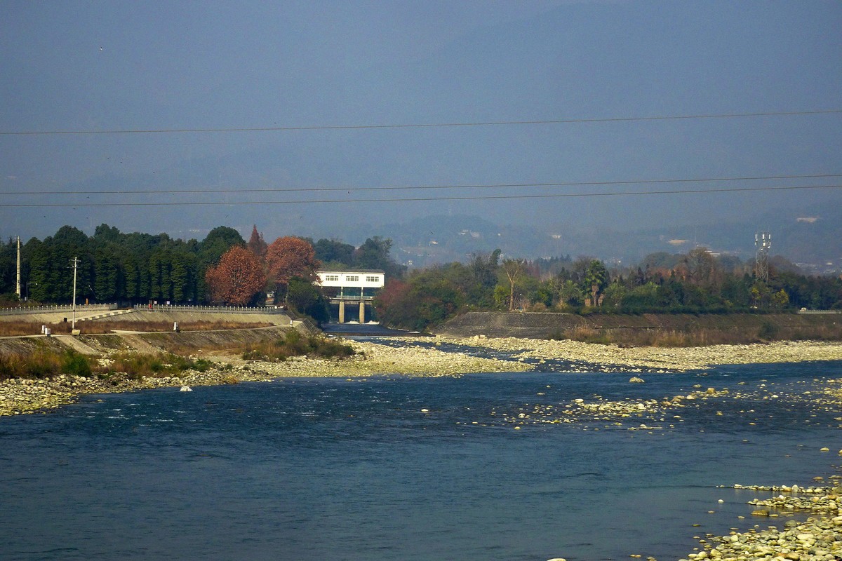 鲤鱼沱桥上的电车