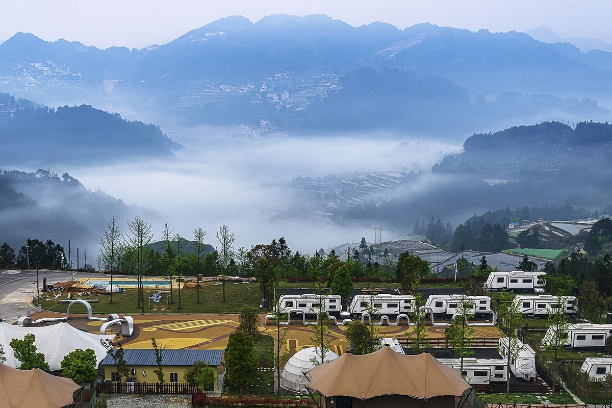 清晨，西江苗寨自驾营地泛起淡淡的薄雾