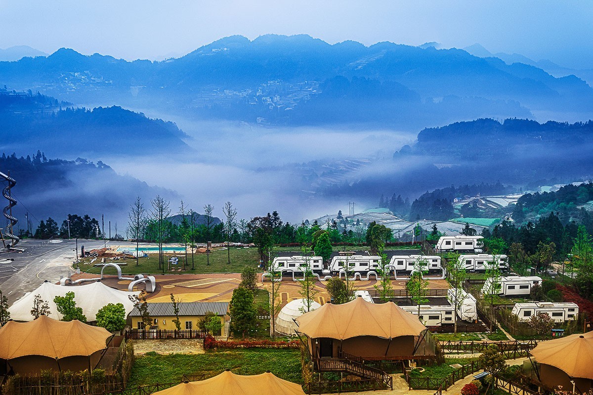 清晨，西江苗寨自驾营地泛起淡淡的薄雾