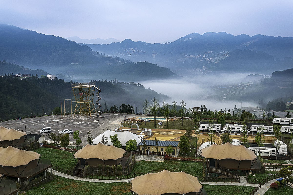清晨，西江苗寨自驾营地泛起淡淡的薄雾