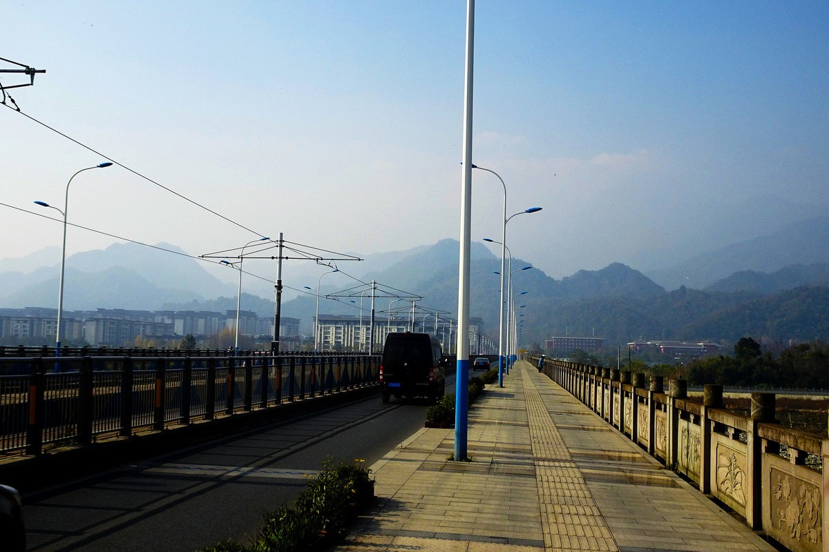 鲤鱼沱桥上的电车