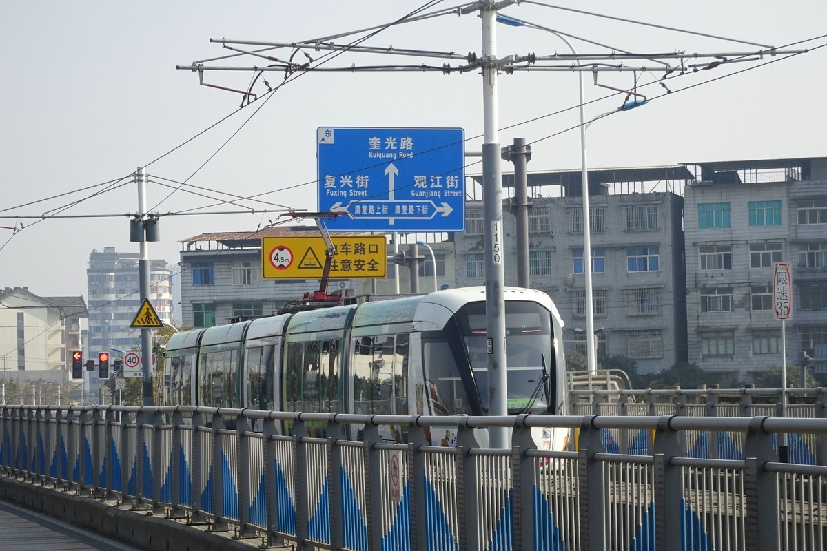 鲤鱼沱桥上的电车