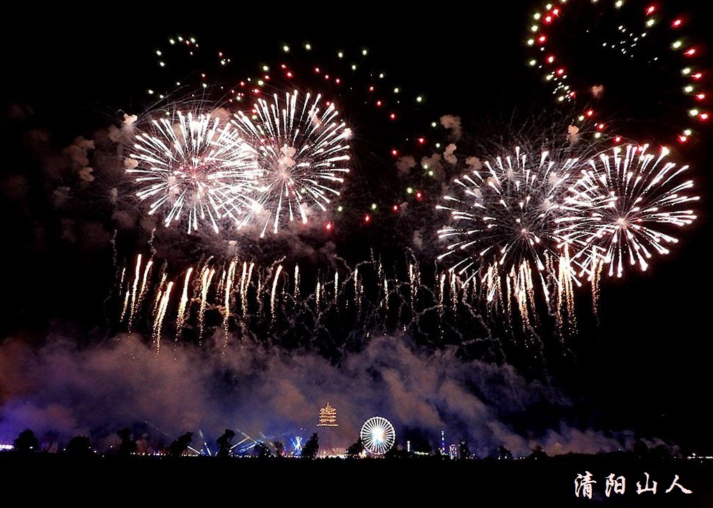 宝清县夜景{东湖烟花}清阳山人