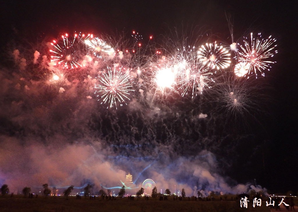宝清县夜景{东湖烟花}清阳山人