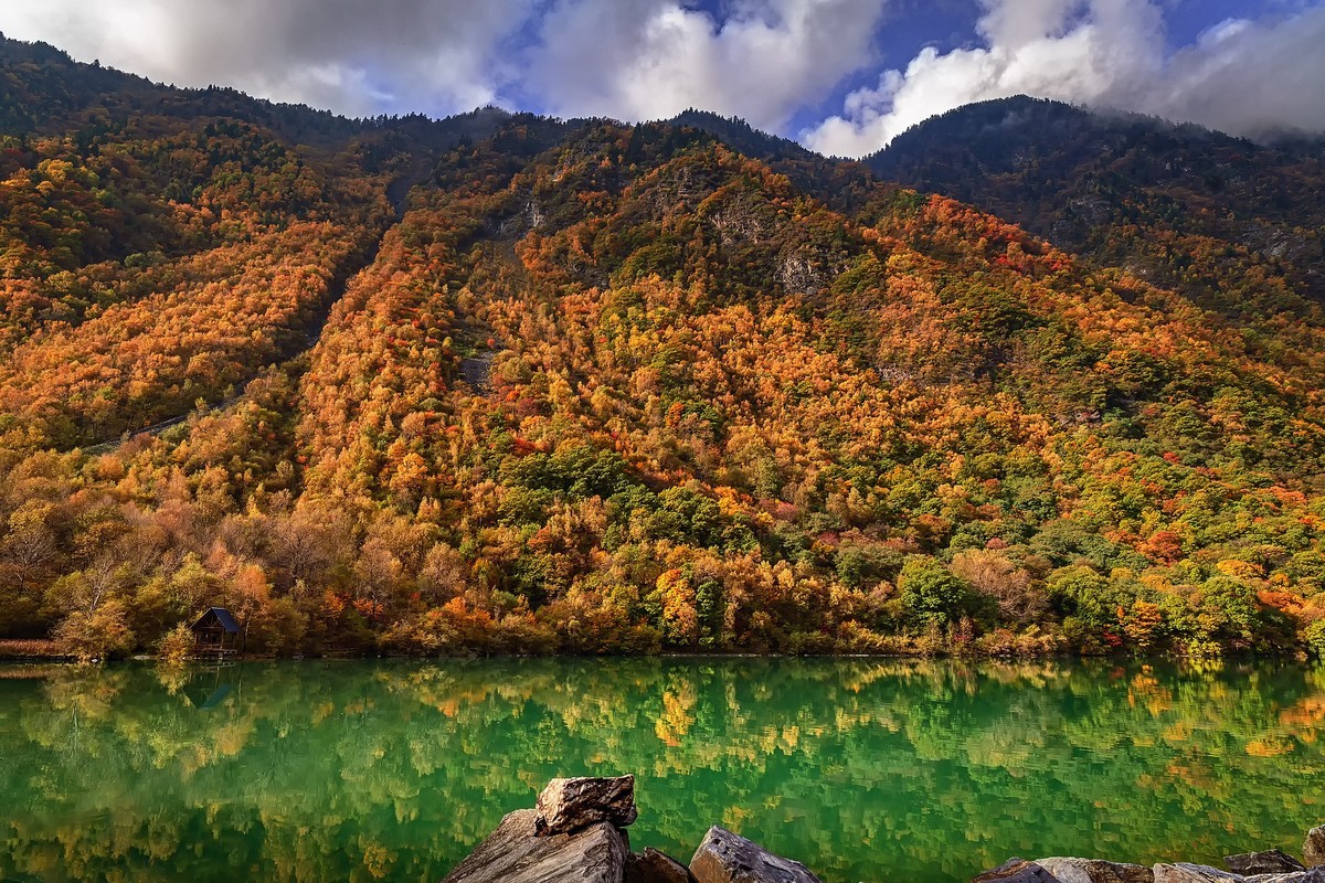 川西茂县：层林尽染松坪沟之上白腊海