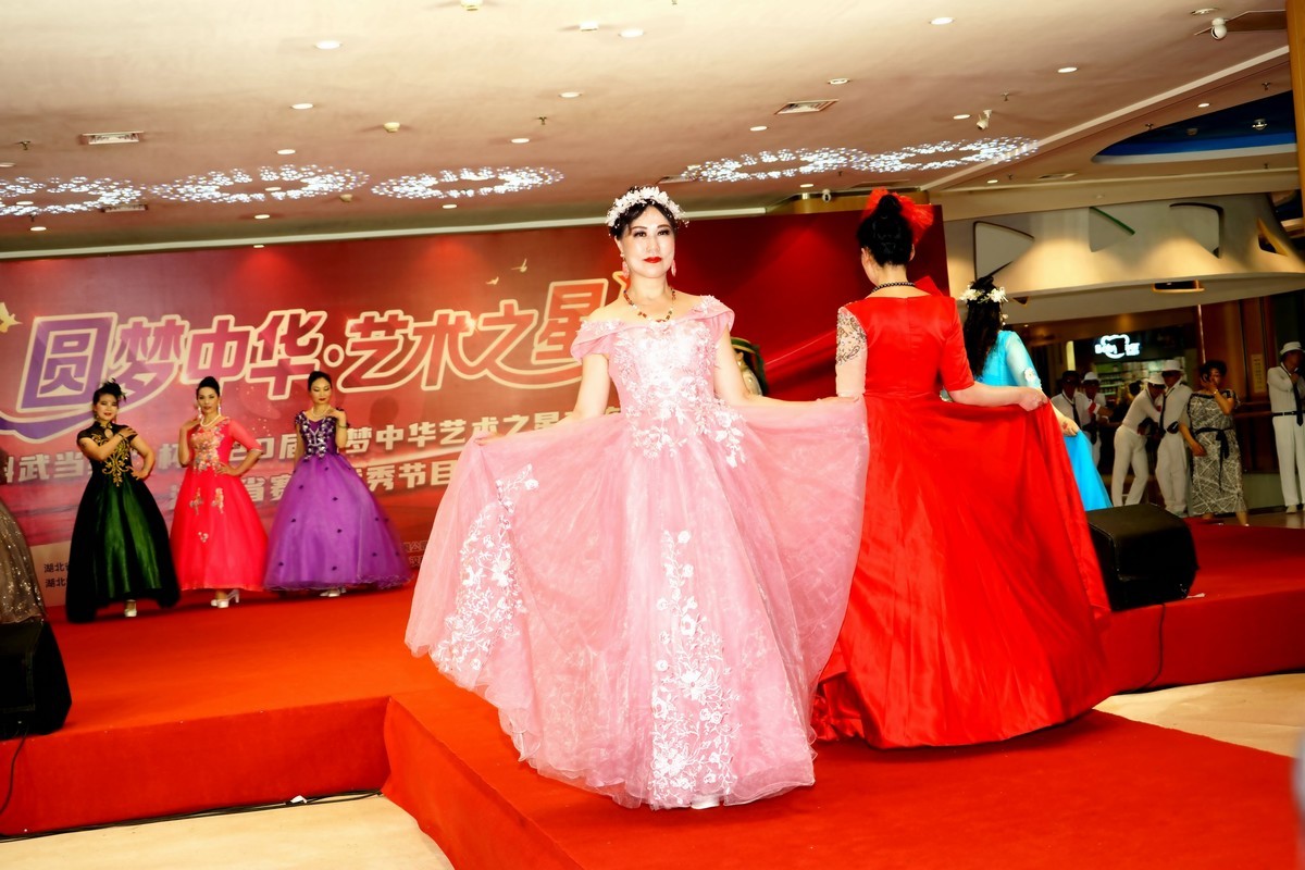 室内模特舞台走秀!