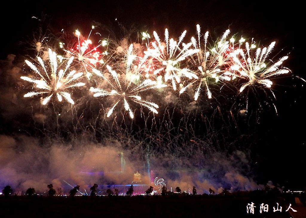 宝清县夜景{东湖烟花}清阳山人