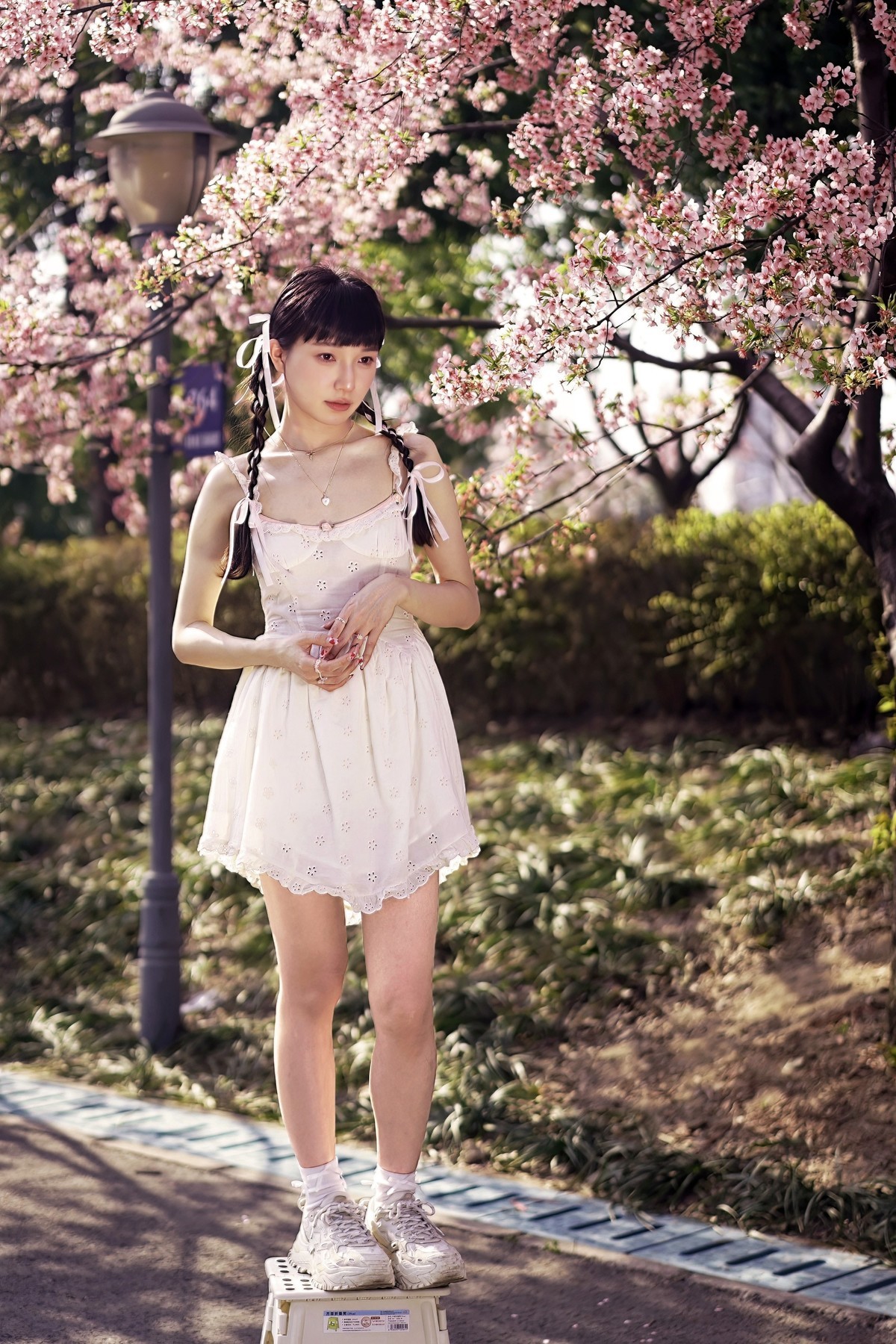 白吊带裙mm（试用 Topaz Photo AI）樱花树旁留个影系列03