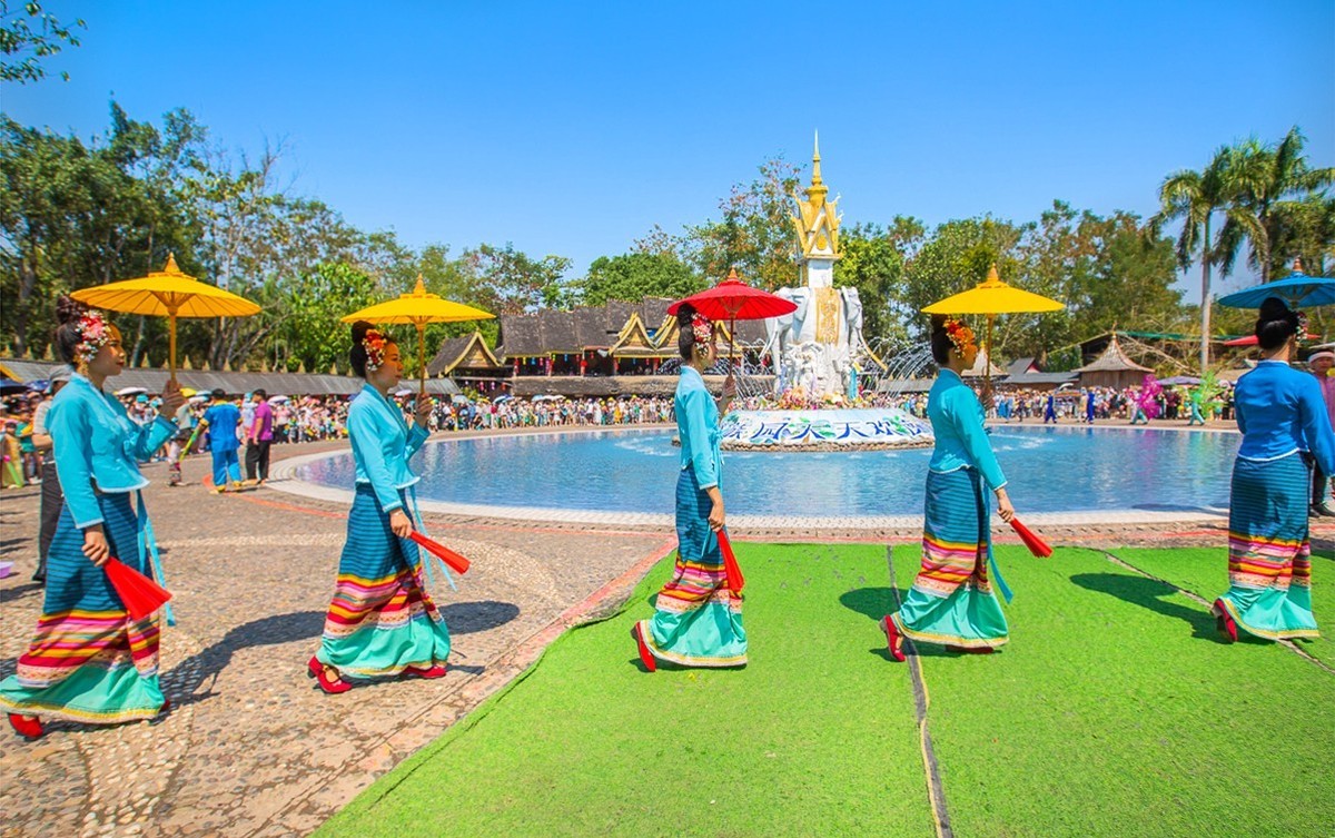 2024-04-19西双版纳傣族园泼水广场巡游