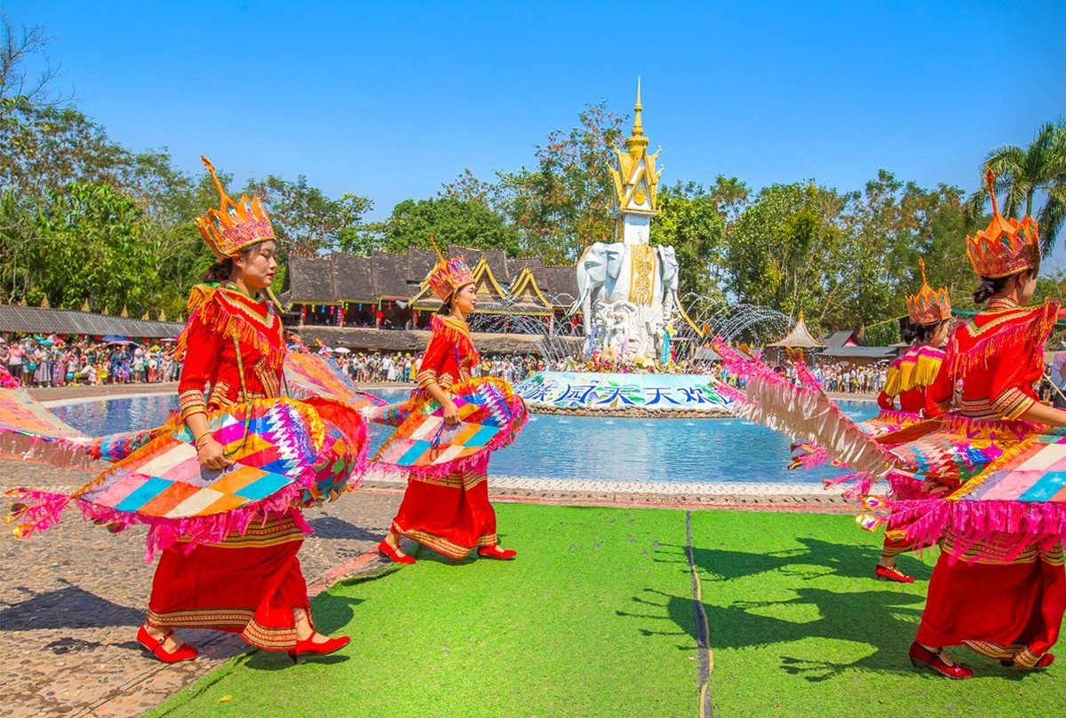 2024-04-19西双版纳傣族园泼水广场巡游