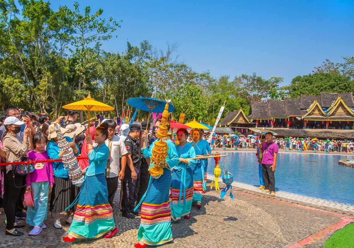 2024-04-19西双版纳傣族园泼水广场巡游