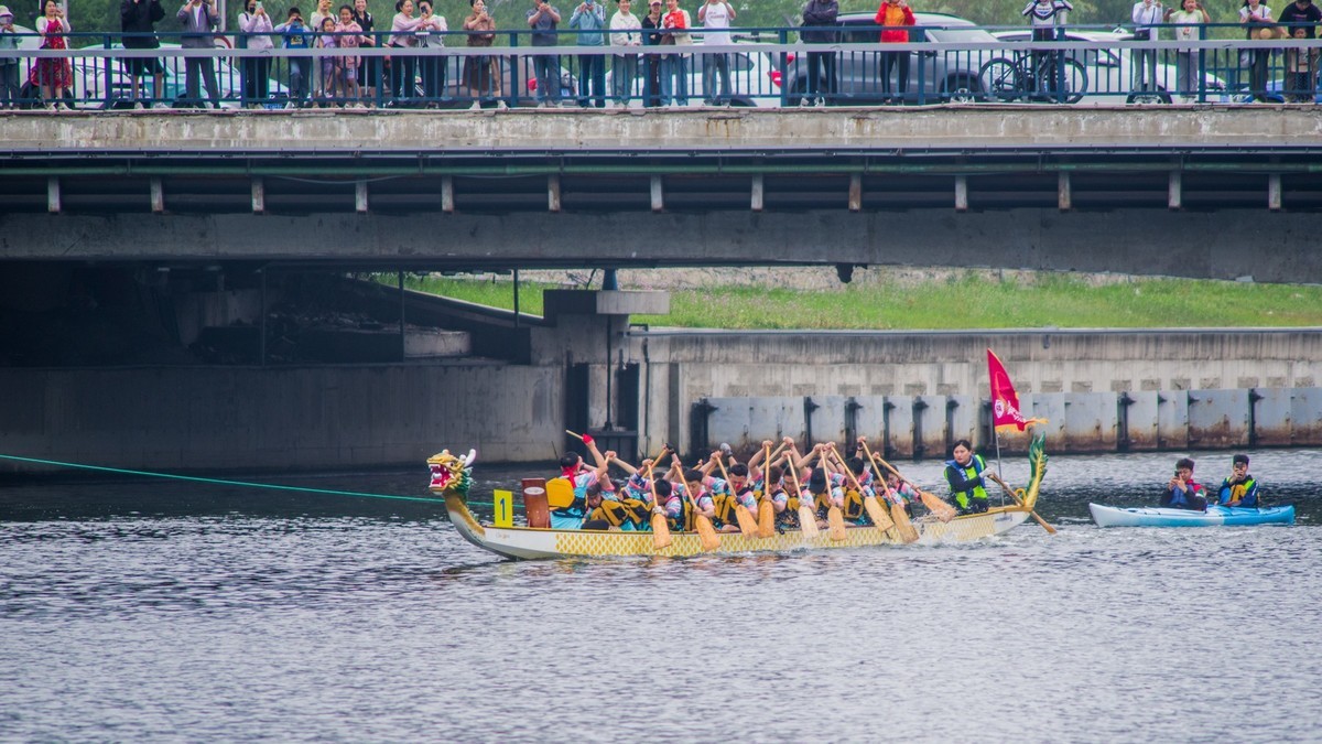 端 午 节 龙 舟 竞 技 （一）