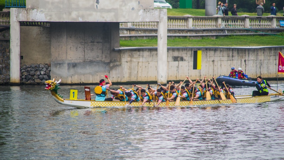 端 午 节 龙 舟 竞 技 （一）