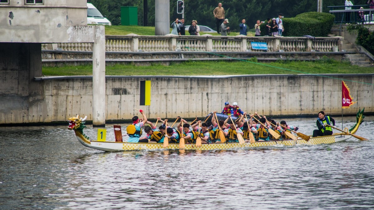 端 午 节 龙 舟 竞 技 （一）