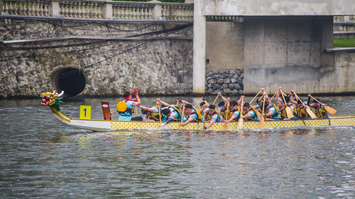 端 午 节 龙 舟 竞 技 （一）