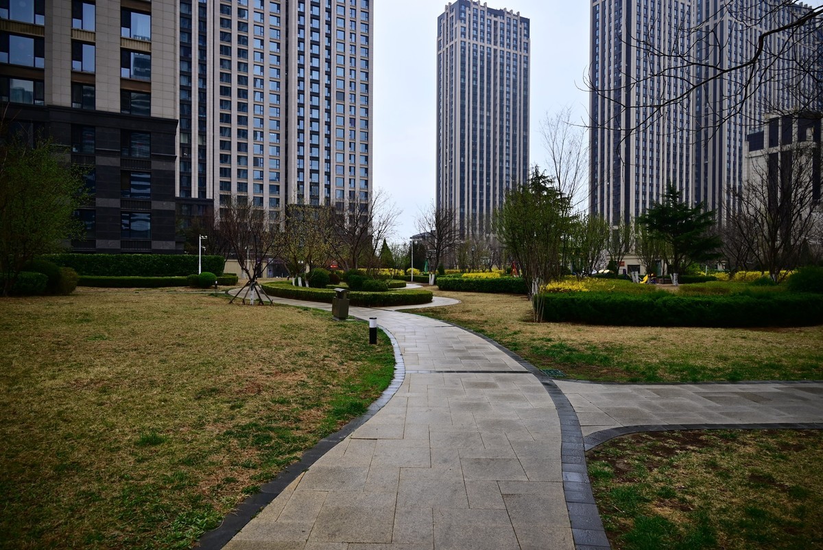 人间四月芳菲尽，小区桃花始盛开