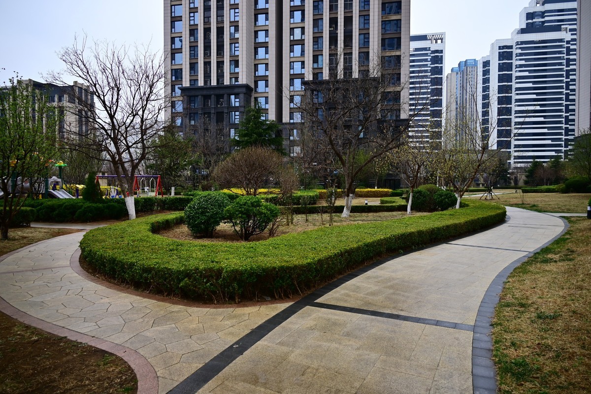 人间四月芳菲尽，小区桃花始盛开