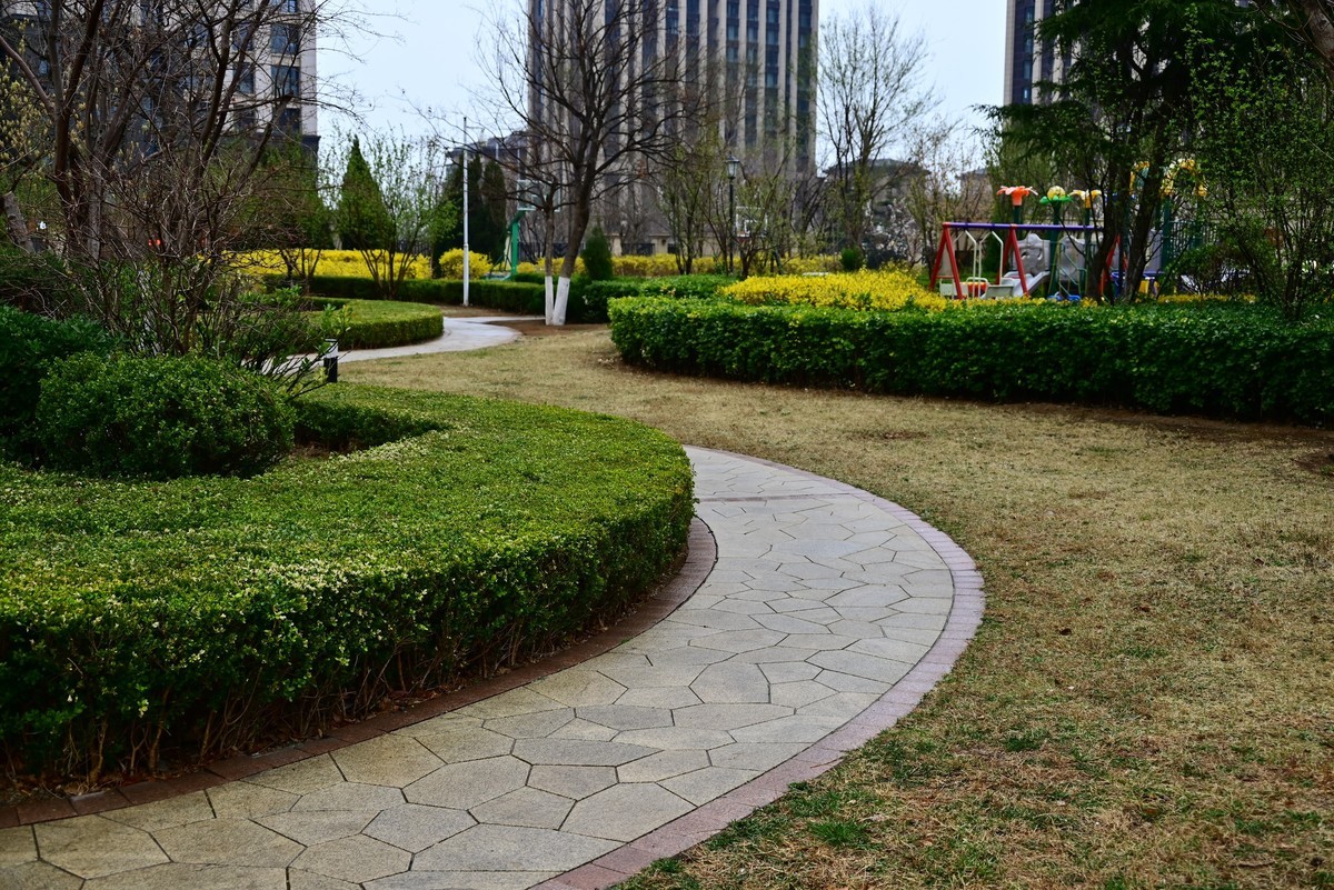 人间四月芳菲尽，小区桃花始盛开