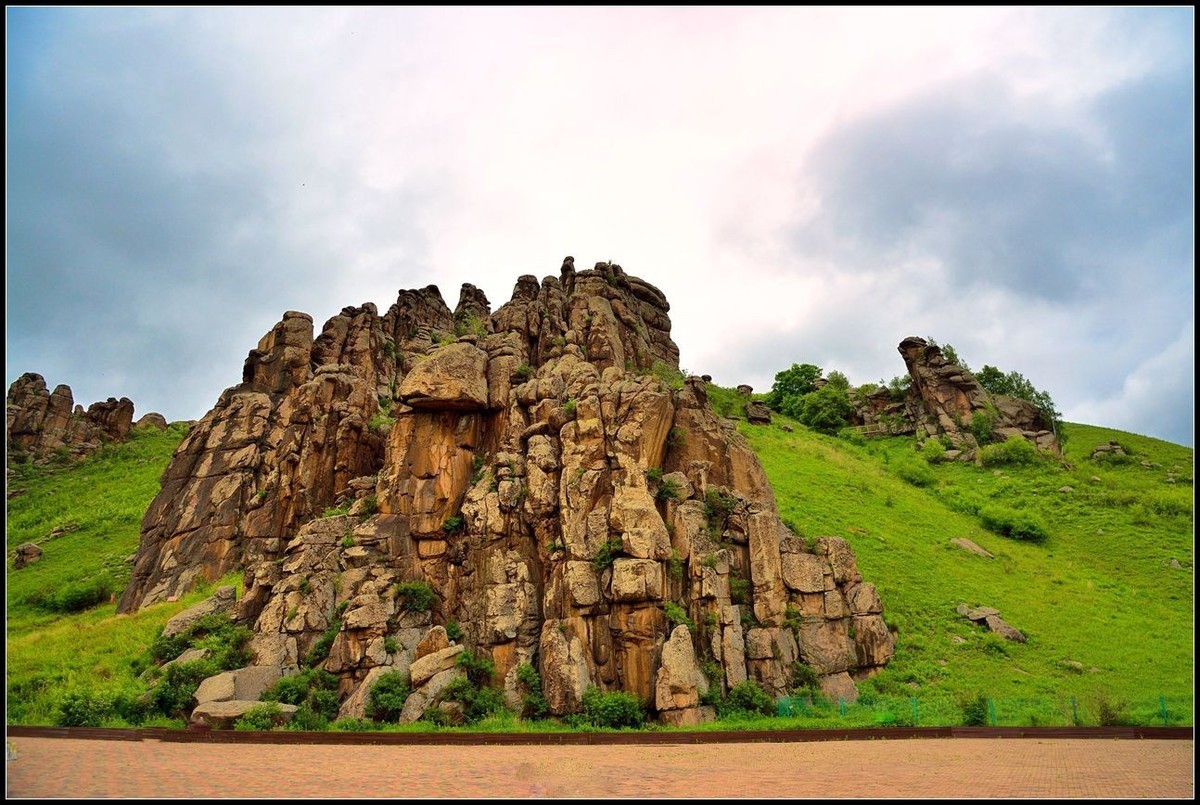 内蒙古巴林左旗的小风景区和阿尔山的玫瑰峰