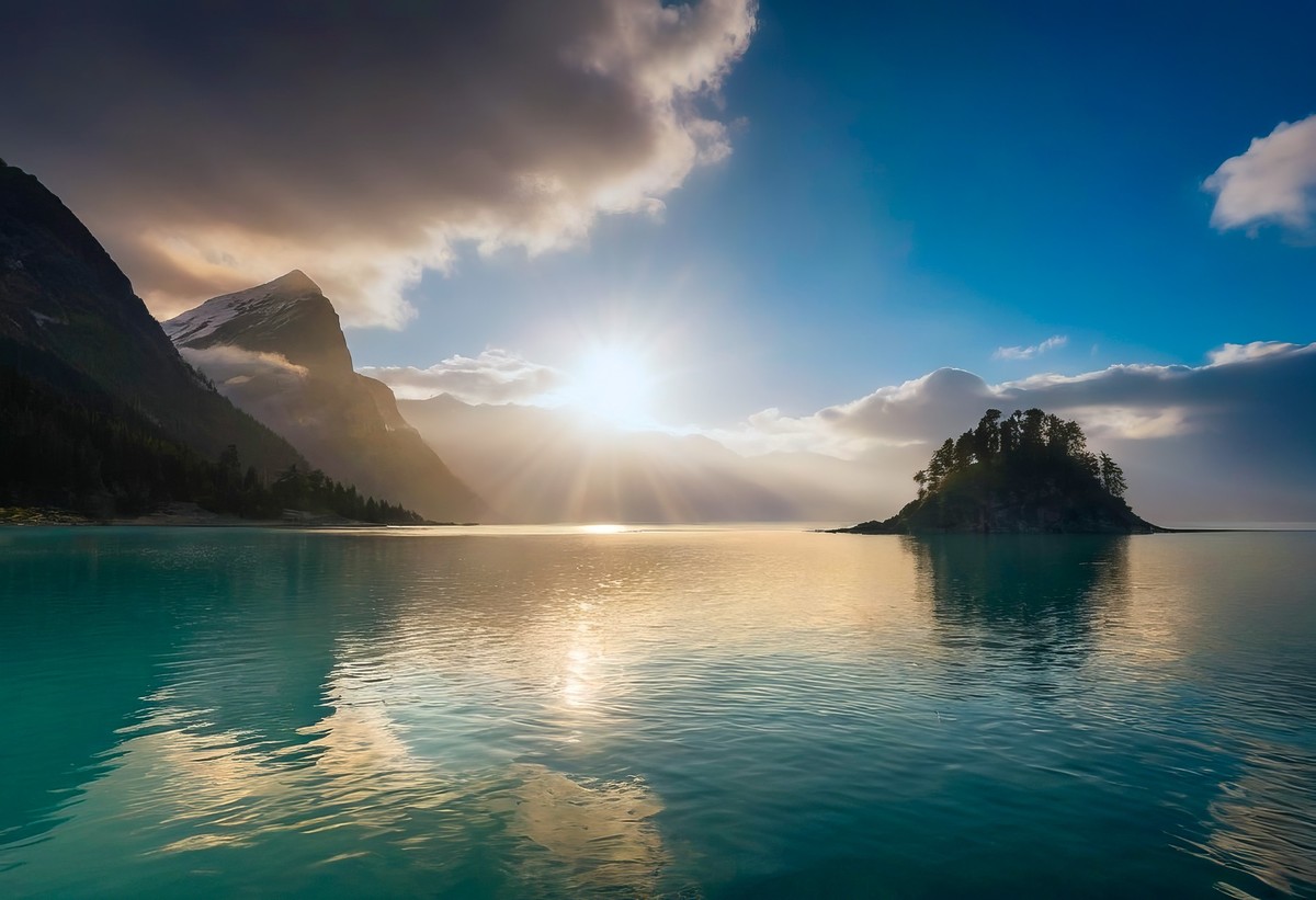 山峰、云雾与湖泊的宁静交响曲