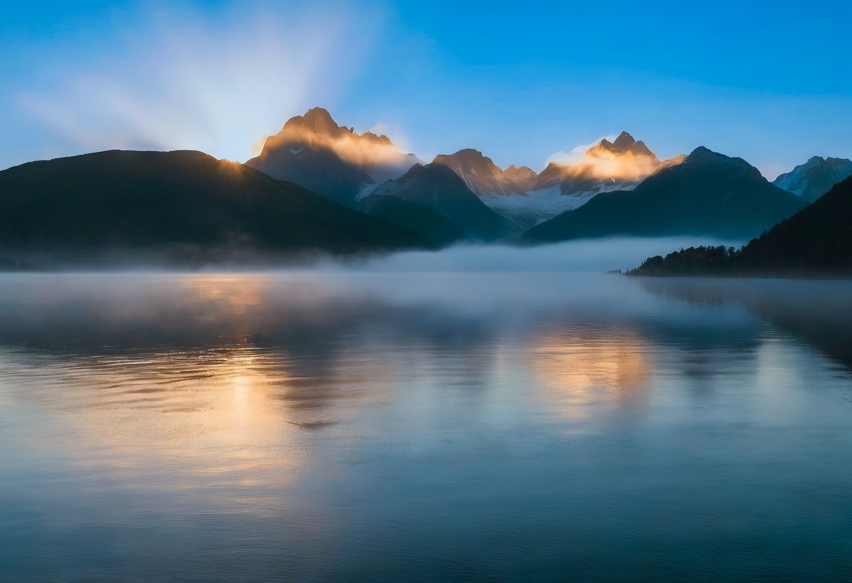 山峰、云雾与湖泊的宁静交响曲