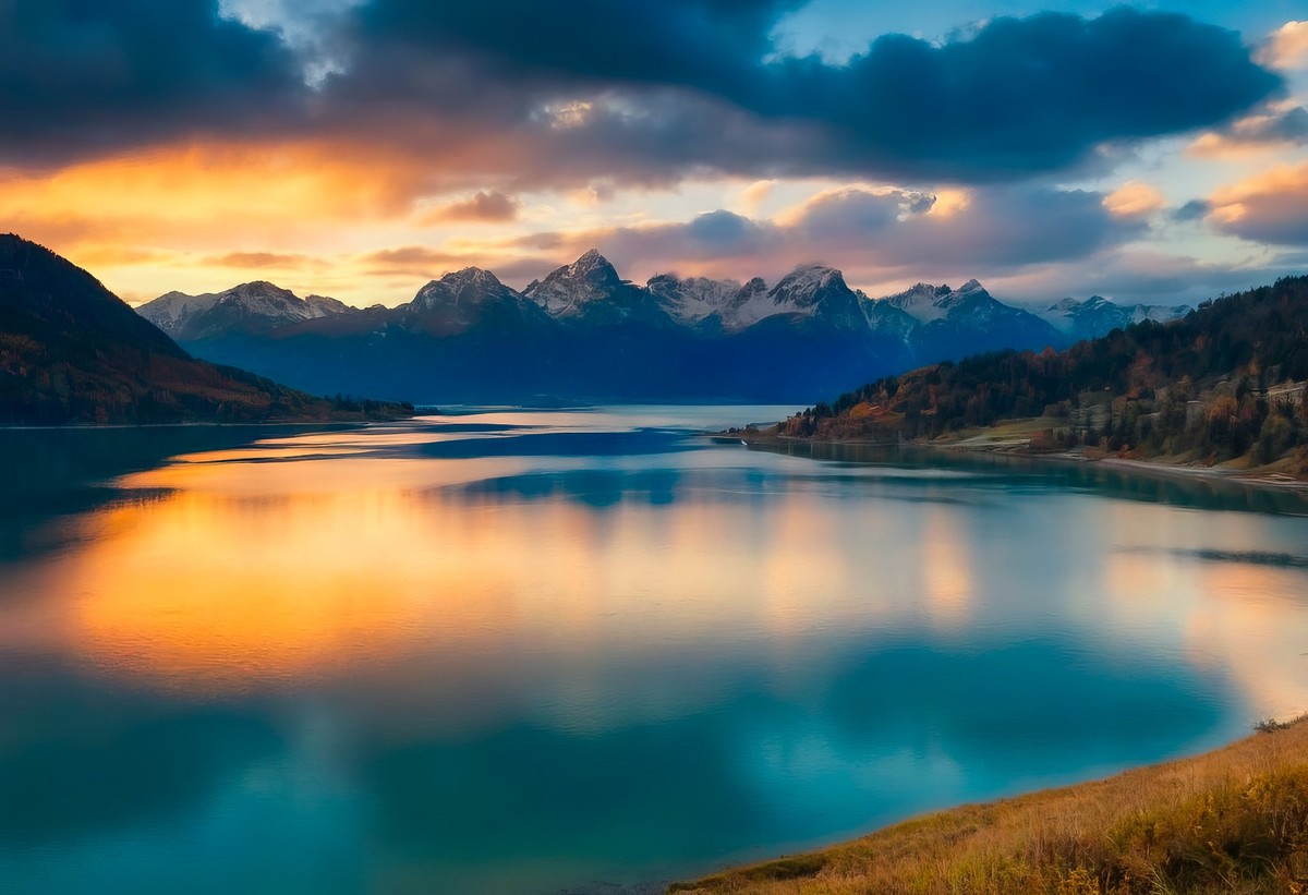 山峰、云雾与湖泊的宁静交响曲