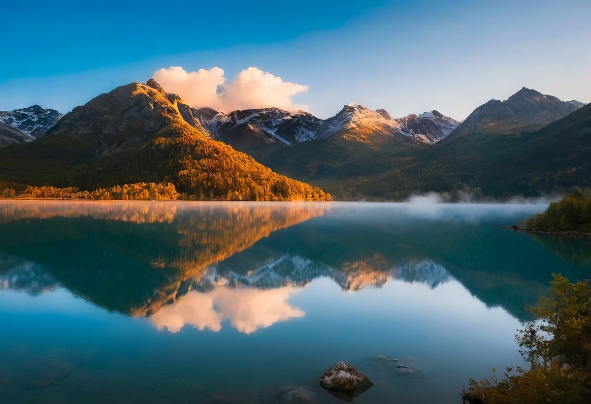 山峰、云雾与湖泊的宁静交响曲